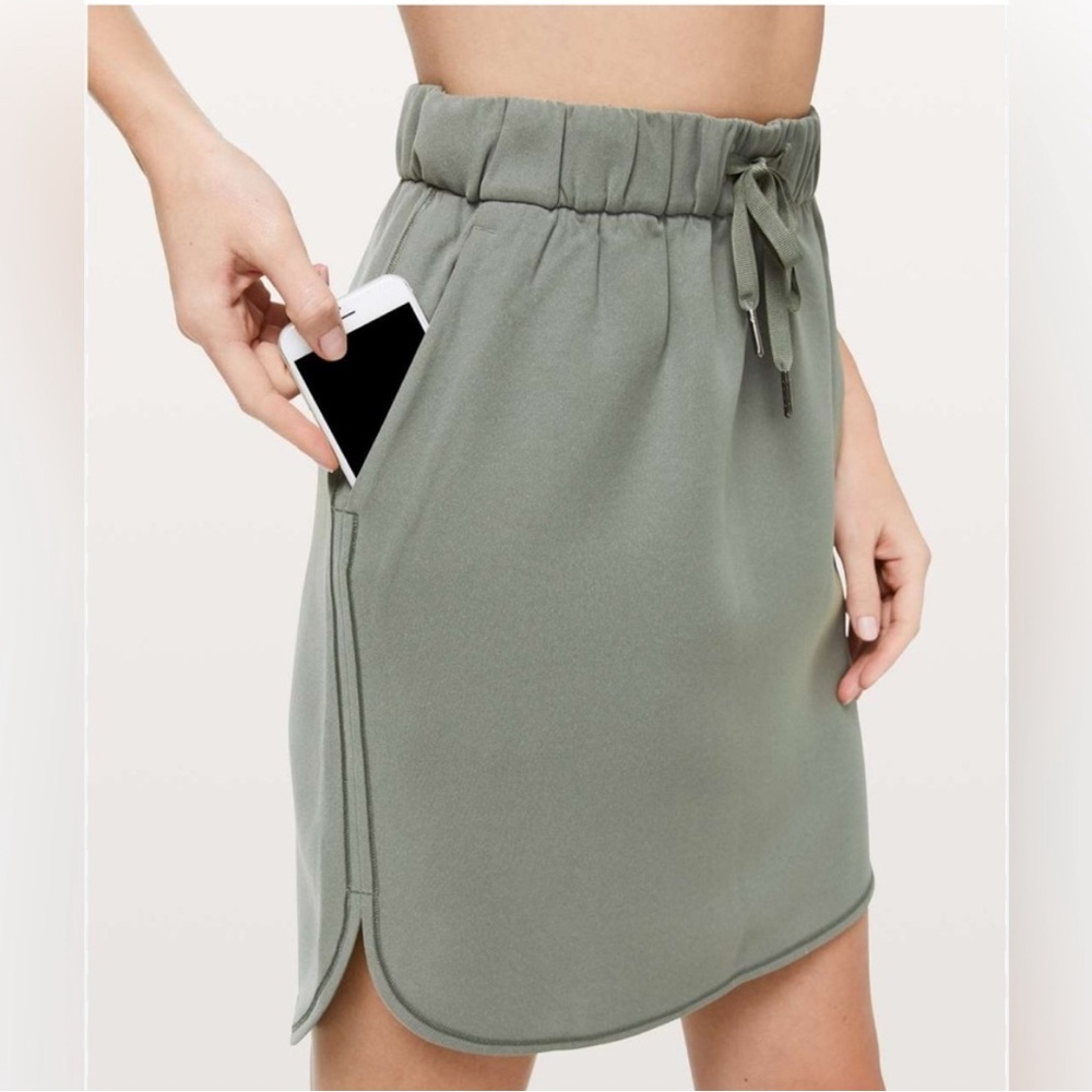 Lululemon On The Fly Skirt *Woven
Grey Sage size 8
